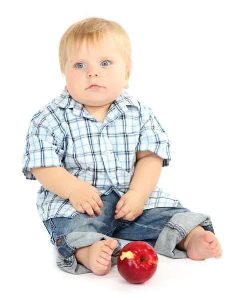 Kleiner Junge mit rotem Apfel, isoliert auf weiß — Stockfoto