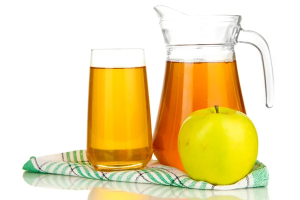 Vaso completo y jarra de zumo de manzana y manzanas aisladas en blanco — Foto de Stock