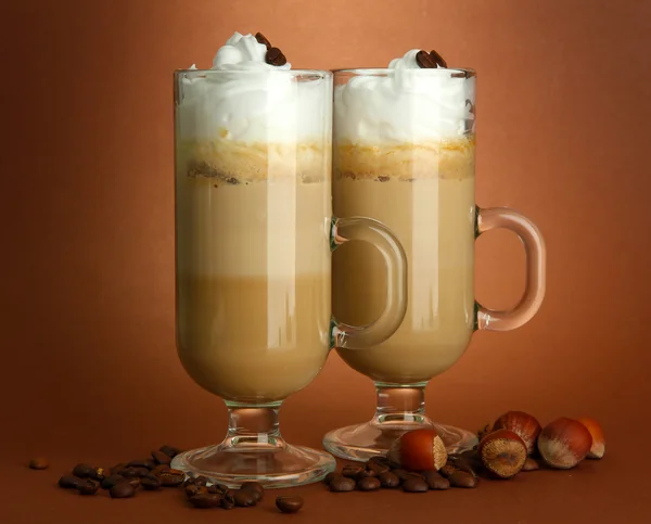 茶色の背景にも、ガラス カップで香りの良いコーヒー カフェラテ — ストック写真