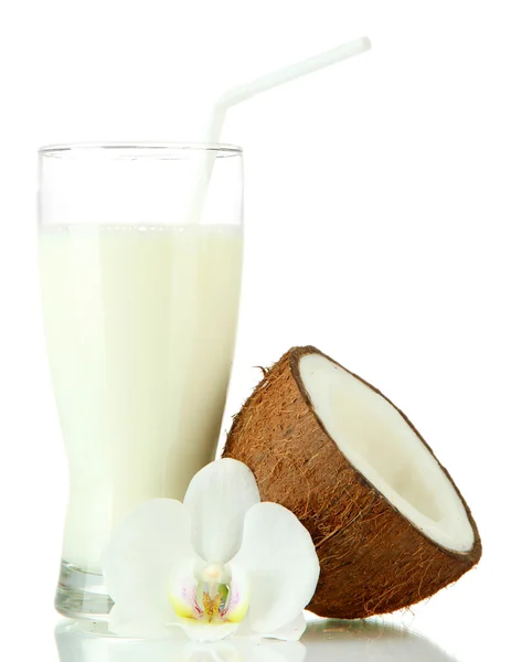 Coco con vaso de leche, aislado sobre blanco — Foto de Stock