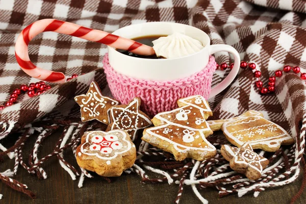 Tazza di caffè con dolcezza natalizia su plaid primo piano — Foto Stock