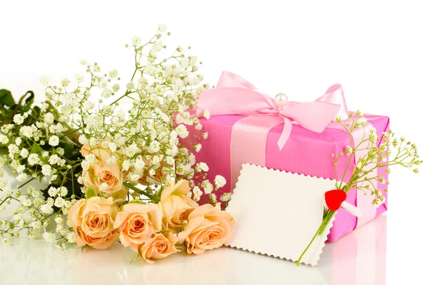 Caja de regalo y flores aisladas en blanco —  Fotos de Stock