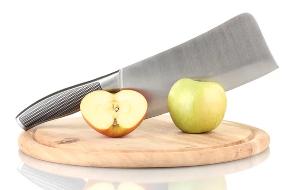 Grüner Apfel und Messer auf Schneidebrett, isoliert auf weiß — Stockfoto