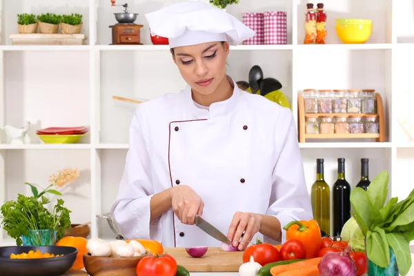 Jeune femme chef cuisinier en cuisine — Photo