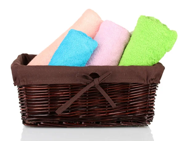 Asciugamani colorati in cestino isolato su bianco — Foto Stock