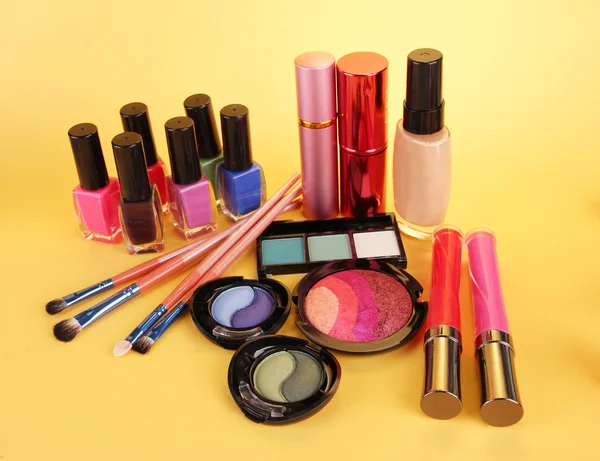 Kosmetika på gul bakgrund — Stockfoto