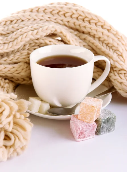 Taza de té con bufanda aislada en blanco — Foto de Stock