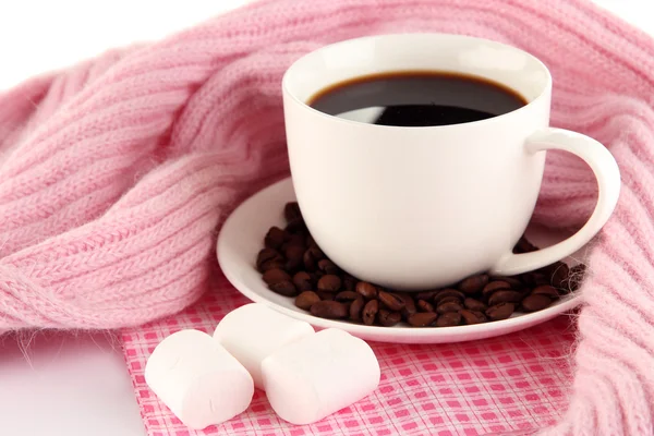 Tasse Kaffee mit Schal in Großaufnahme — Stockfoto