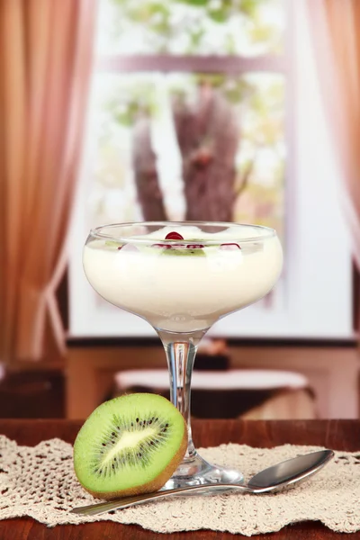 Glas yoghurt dessert med frukt och bär, på ljus bakgrund — Stockfoto