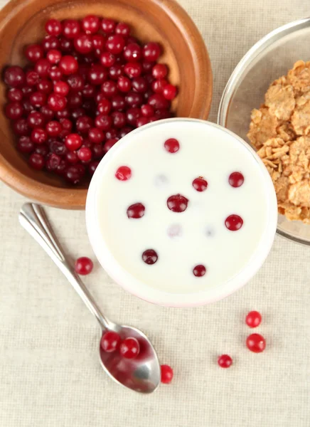 Glass av yoghurtdessert med bær, på bakgrunn av bordduker – stockfoto