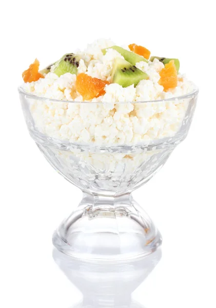 Cottage cheese in glass bowl with fruits, isolated on white — Stock Photo, Image