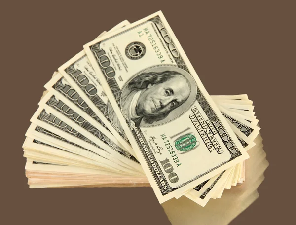 Muitas das notas de cem dólares fecham-se sobre fundo cinzento — Fotografia de Stock