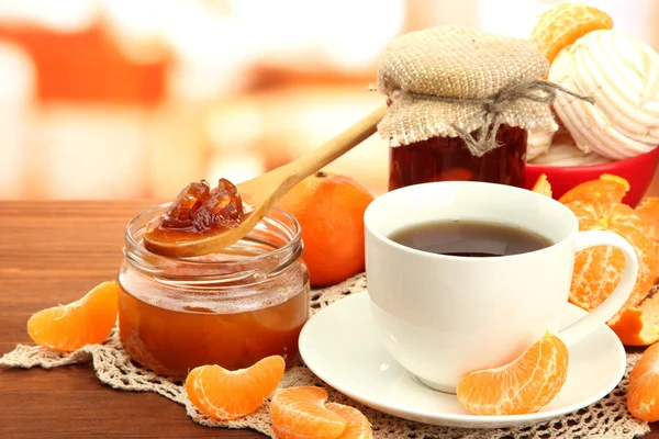 Leichtes Frühstück mit Tee und hausgemachter Marmelade, auf Holztisch — Stockfoto