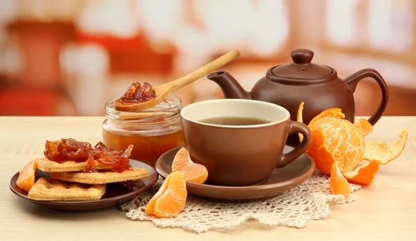 Desayuno ligero con té y mermelada casera, sobre mesa de madera —  Fotos de Stock