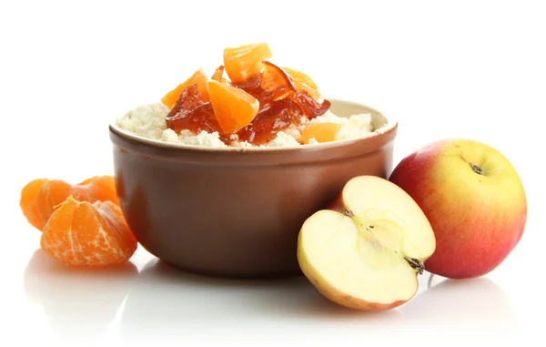 Requesón en tazón con mermelada de fruta casera, aislado en blanco — Foto de Stock