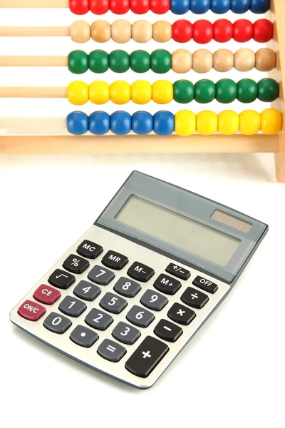 Lichte houten speelgoed abacus en rekenmachine, geïsoleerd op wit — Stockfoto