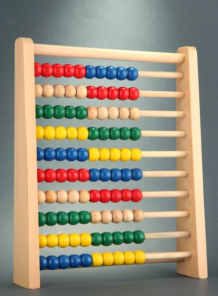 Abacus jasne drewniane zabawki, na szarym tle — Zdjęcie stockowe