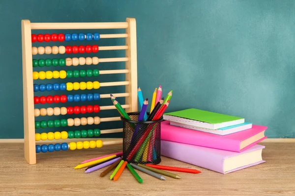 玩具珠算、 书籍和铅笔上学校桌子背景表格 — 图库照片