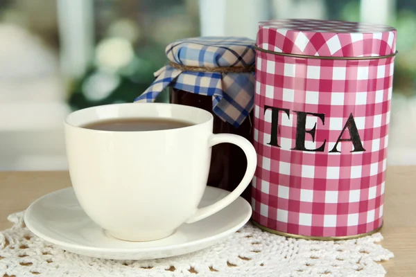 Frasco e xícara de chá isolado em branco — Fotografia de Stock