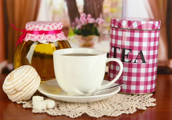 JAR a šálek čaje na stole v pokoji — Stock fotografie