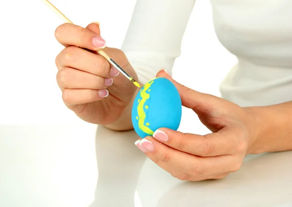Jovem pintando ovo de Páscoa, isolado em branco — Fotografia de Stock