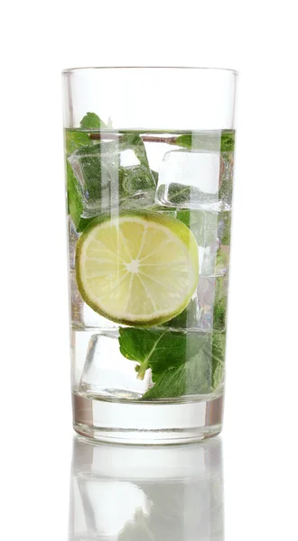 Glas Wasser mit Eis, Minze und Kalk isoliert auf weiß — Stockfoto