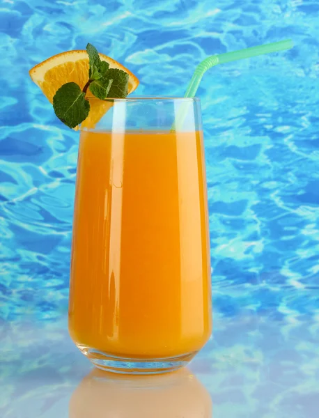 Copo de suco de laranja com hortelã no fundo do mar — Fotografia de Stock