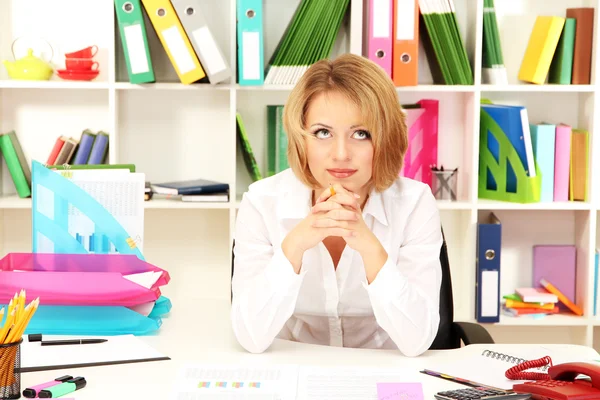 Schöne junge Geschäftsfrau, die im Büro arbeitet — Stockfoto