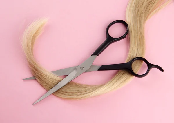 Hair and cutting shears, on pink background — Stock Photo, Image