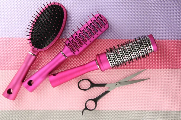 Comb brushes and cutting shears, on bright background — Stock Photo, Image