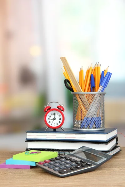 Schoolbenodigdheden op houten tafel — Stockfoto