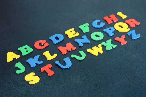 Kleurrijke letters op schoolbestuur close-up — Stockfoto