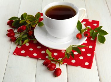 ahşap masa üzerinde hip Güllü çay