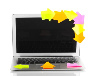 Boş etiketleri üzerinde beyaz izole olan dizüstü bilgisayar