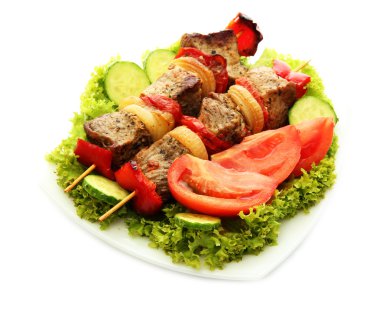 lezzetli ızgara et ve sebze şiş üzerinde beyaz izole plaka üzerinde