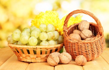 üzüm sepeti ahşap masa üzerinde fındık