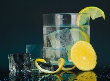 koyu mavi zemin üzerine limon ile cam buz küpleri