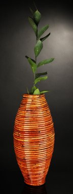 gri zemin üzerine bambu vazo