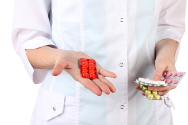 kadın doktor el hapları, üzerinde beyaz izole tutarak yakın çekim
