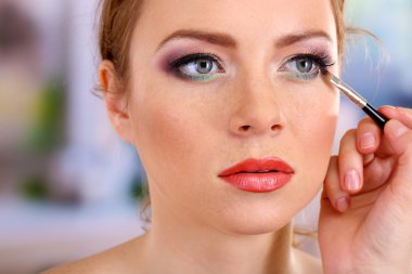 sahne arkasında olun