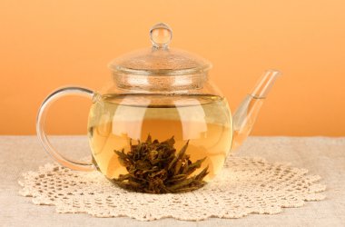 masaya renk background.process çayı üzerinde cam demlik çiçekli egzotik yeşil çay