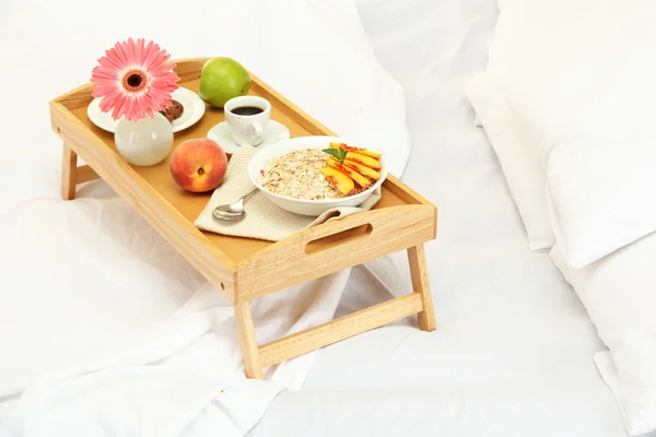 Деревянный поднос с легкого завтрака на кровати — стоковое фото
