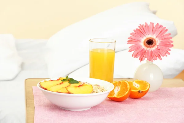 Lätt frukost på nattduksbordet bredvid sängen — Stockfoto