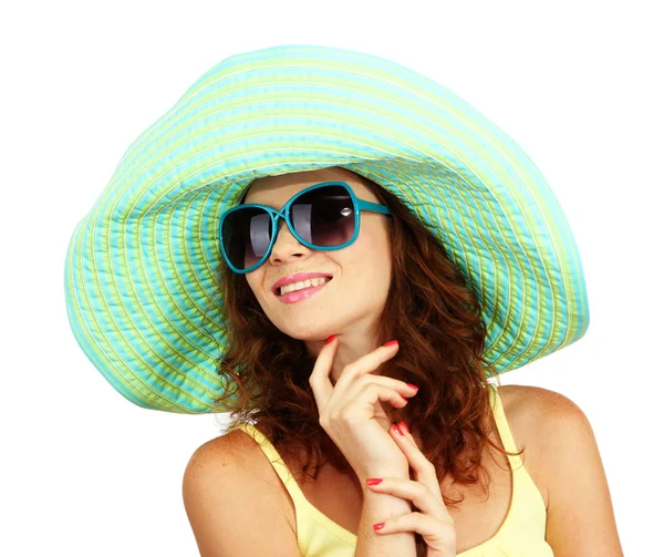 Uśmiechający się piękna dziewczyna z plaży kapelusz i okulary na białym tle — Zdjęcie stockowe