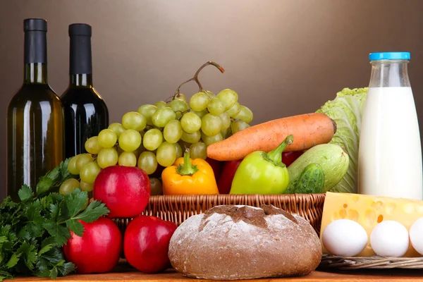 Composición con verduras en canasta de mimbre sobre fondo marrón — Foto de Stock