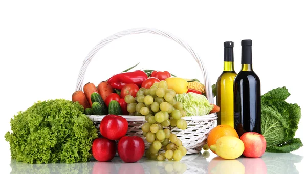 Composizione con verdure e frutta in cesto di vimini isolato su bianco — Foto Stock