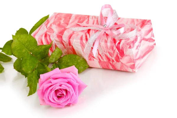 Beautiful pink rose with wonderful gift in pink box isolated on white — Stock Photo, Image