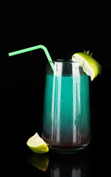 Bicchiere di cocktail multicolore isolato su nero — Foto Stock