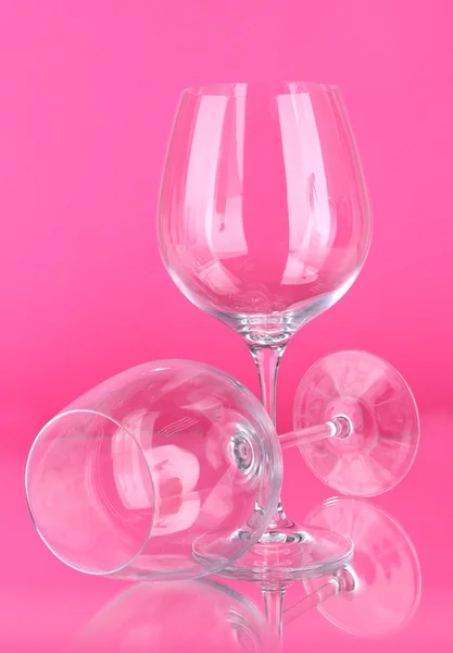 Two empty wine glasses on color background — Stock Photo, Image