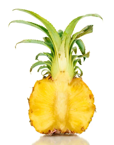 De helft van rijp ananas geïsoleerd op wit — Stockfoto
